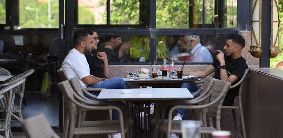 בית קפה בקריית שמונה / אילוסטרציה: אייל מרגולין