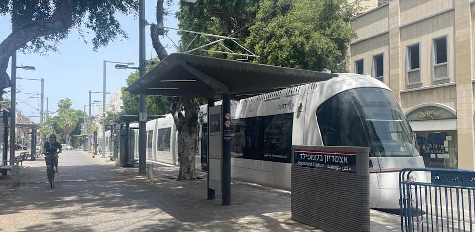 הרכבת הקלה בתחנת אצטדיון בלומפילד תל אביב / צילום: נוי מאיה