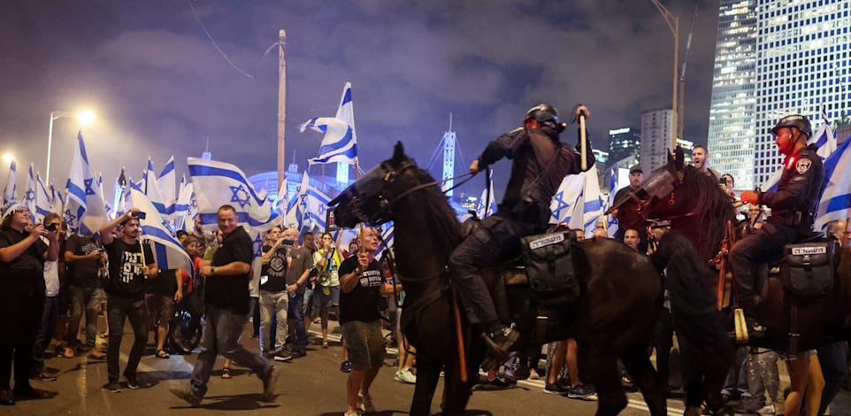 כוחות משטרה ומפגינים בנתיבי איילון, הערב / צילום: Reuters, NIR ELIAS