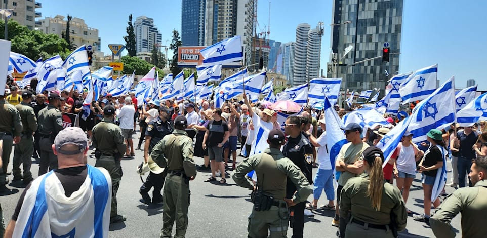 הפגנה ברמת גן, חודש יולי. האקדמיה המשפטית נכשלה באתגר שהמשבר החוקתי העמיד בפניה / צילום: תמונה פרטית