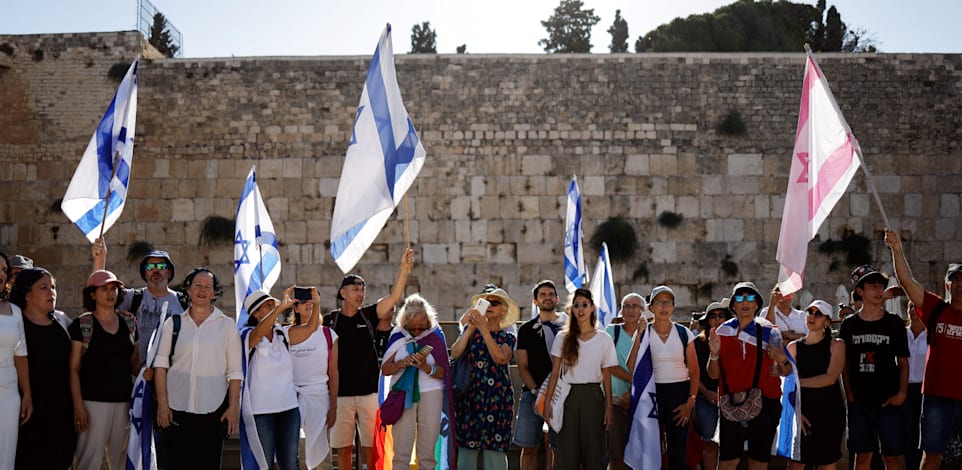 השרשרת האנושית של תומכי ומתנגדי הרפורמה ברחבת הכותל / צילום: Reuters, AMIR COHEN