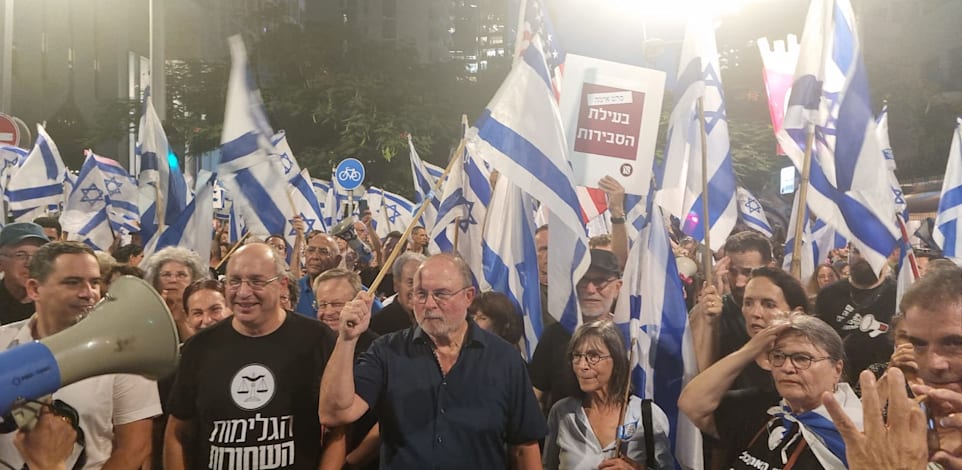 צועדים למען שמירה על מערכת המשפט הערב (ד') בתל אביב / צילום: ניצן שפיר
