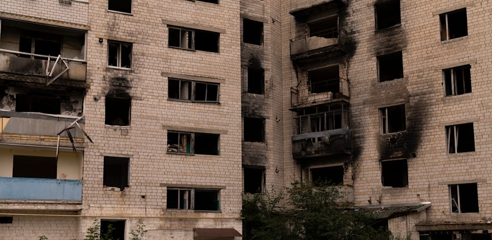 הריסות בניין בעיירה האוקראינית בורודיאנקה, שספגה מתקפה רוסית בתחילת החודש / צילום: Associated Press, Jae C. Hong