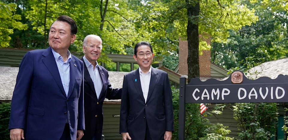 מנהיגי ארה''ב, קוריאה הדרומית ויפן בפסגה בקמפ דיוויד / צילום: Associated Press, Andrew Harnik