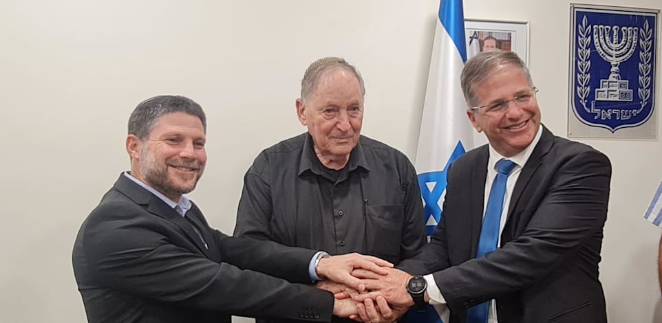 מימין: יואב קיש, רן ארז ובצלאל סמוטריץ' / צילום: דוברות משרד האוצר