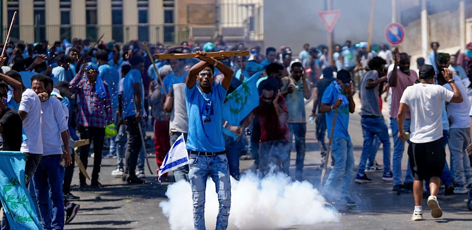 עימותים בדרום תל אביב בין מתנגדי המשטר באריתריאה ותומכיו, אתמול / צילום: Associated Press, Ohad Zwigenberg
