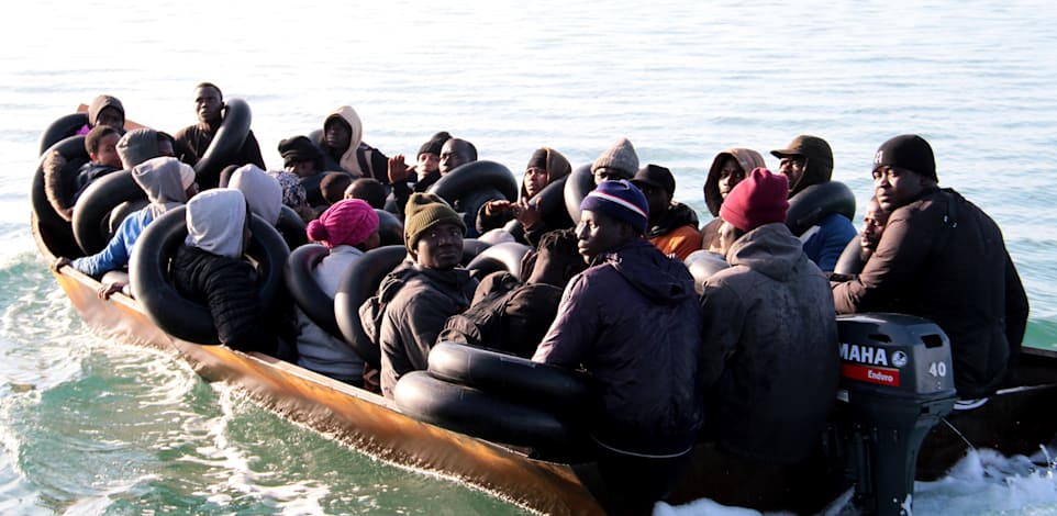 סירת מהגרים מאפריקה שנעצרה בחופי תוניסיה, 2023 / צילום: Associated Press