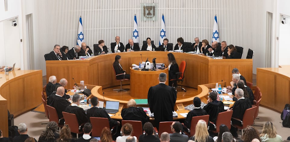 שופטי העליון בדיון בבג''ץ על ביטול עילת הסבירות / צילום: אלכס קולומויסקי-ידיעות אחרונות