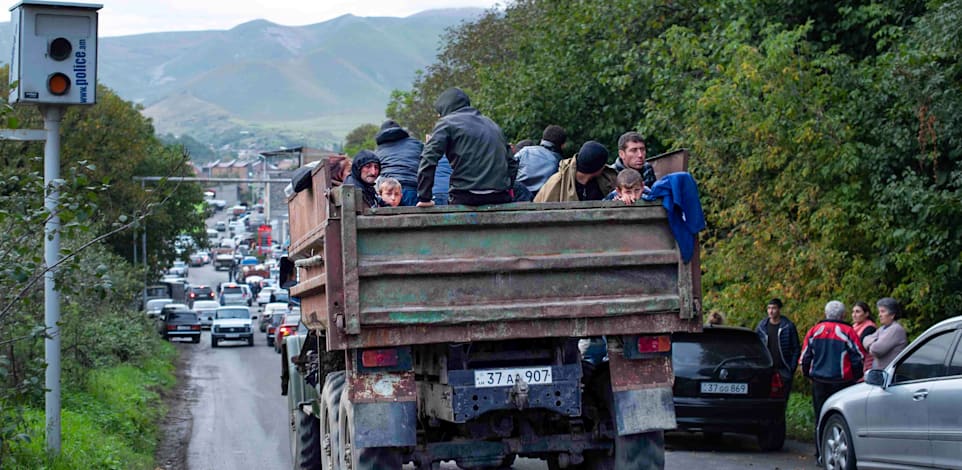 ארמנים עוזבים את נגורנו קרבך, השבוע. נמלטים בהמוניהם / צילום: Associated Press, Gayane Yenokyan