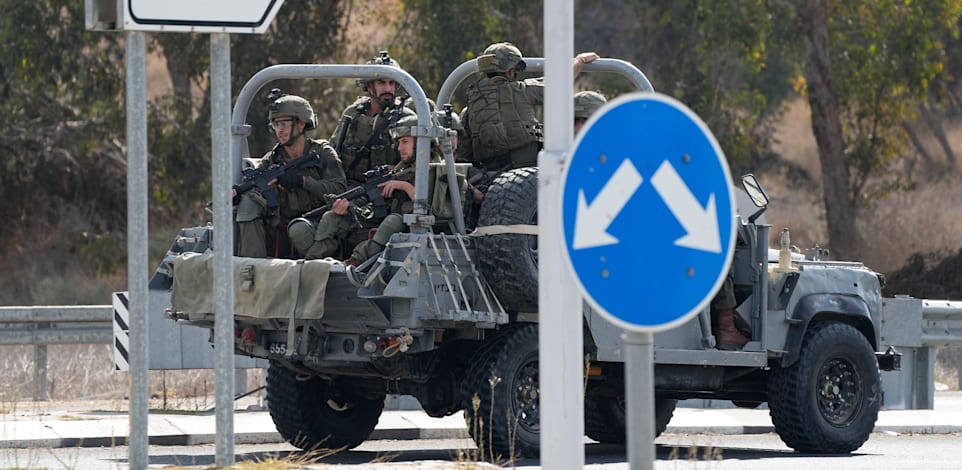 חיילי צה''ל בדרך לשדרות, בשבוע שעבר / צילום: Associated Press, Ohad Zwigenberg