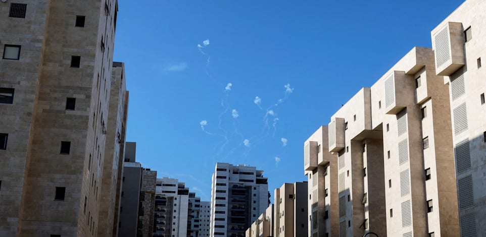 יירוטים של כיפת ברזל מעל אשקלון. מה צפוי לקרות למחירי הדירות לאחר המלחמה? / צילום: Reuters, Sinan Abu Mayzer