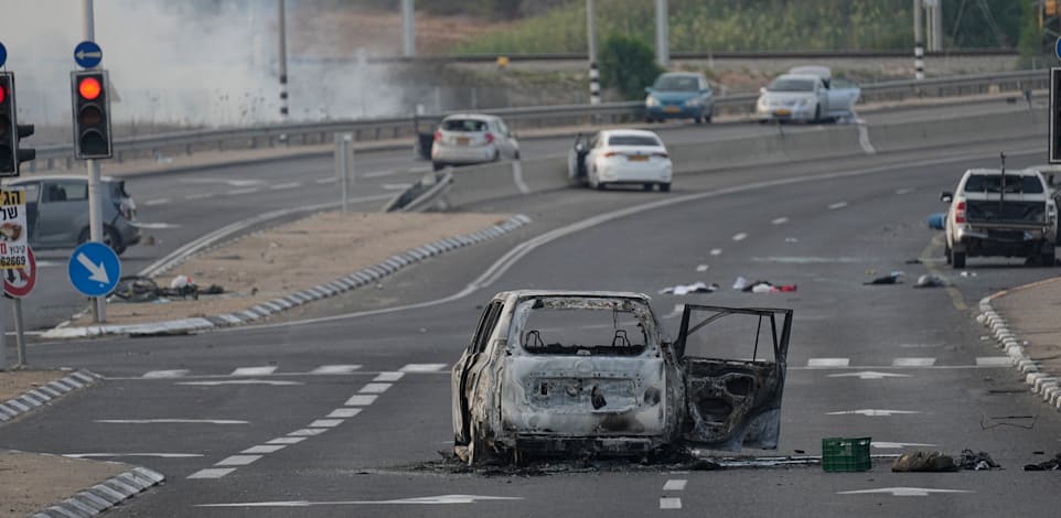 כביש סמוך לשדרות לאחר מתקפת הטרור ב-7 באוקטובר / צילום: ap, Ohad Zwigenberg