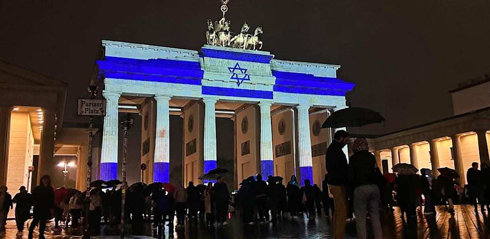 דגל ישראל מוקרן על שער ברנדנבורג בברלין, בשבת / צילום: Reuters, Sven Käuler/dpa