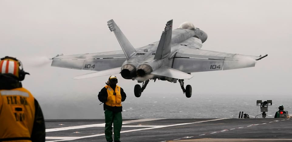 נושאת מסוקים אמריקאית. ביידן הורה לקרב את הנושאת לישראל / צילום: Associated Press, Steve Helber