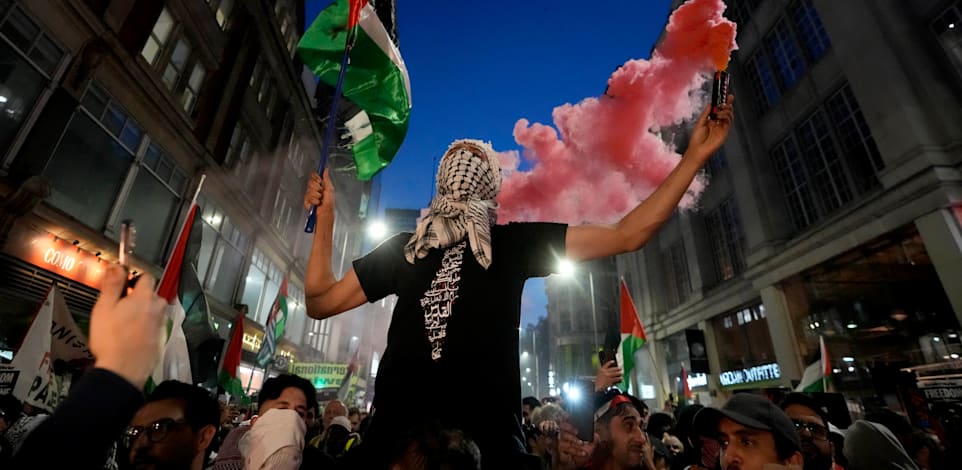 מפגינים פרו־פלסטינים בלונדון, השבוע / צילום: ap, Photo/Kirsty Wiggleswort