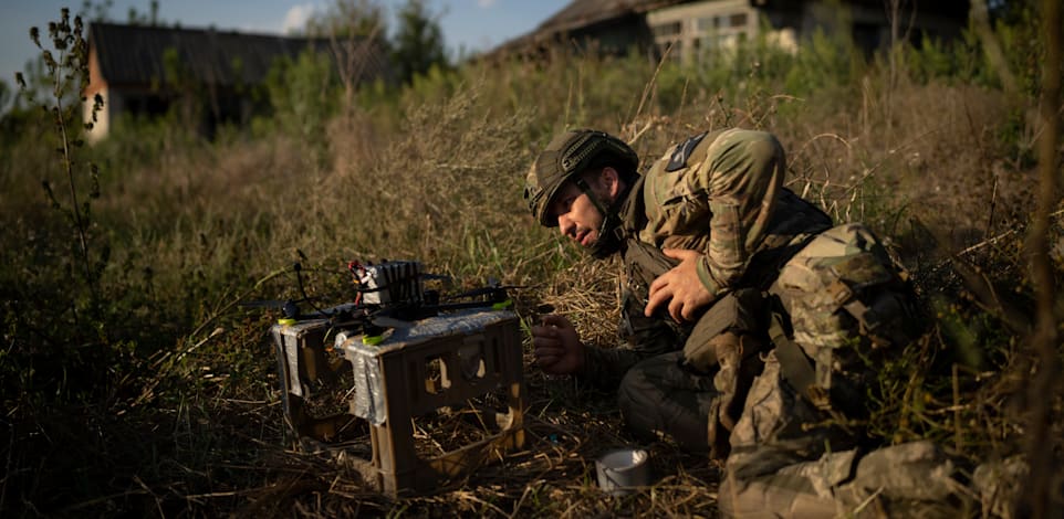 חייל אוקראיני מתכונן לשיגור רחפן / צילום: Associated Press, Matt Rourke