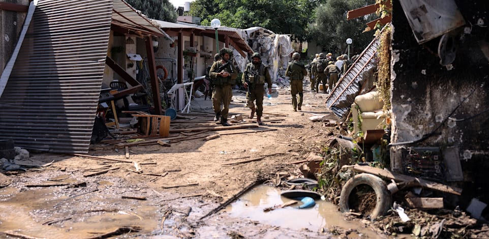 חיילי צה''ל בהריסות כפר עזה / צילום: Reuters, Ronen Zvulun