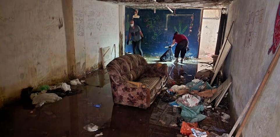 מתנדבים מסדרים מקלט מוזנח בצפון / צילום: JNF UK