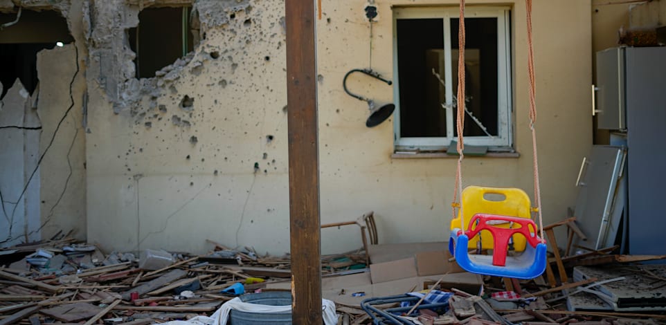 בית בקיבוץ בארי שנהרס במתקפת החמאס / צילום: ap, Ariel Schalit