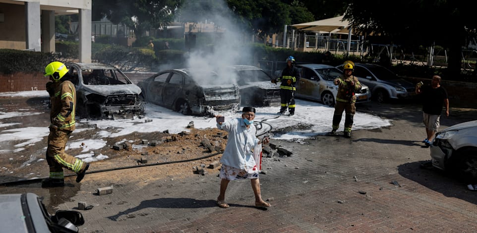 נפילת רקטה באשקלון / צילום: Reuters, AMIR COHEN