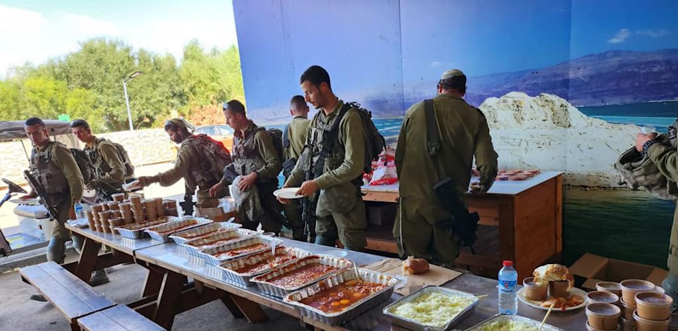 חלוקת מזון של מסעדת בוקריה / צילום: לירן מימון