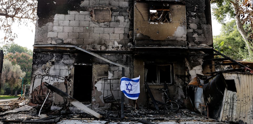 בית שרוף בקיבוץ בארי / צילום: Associated Press, Amir Cohen