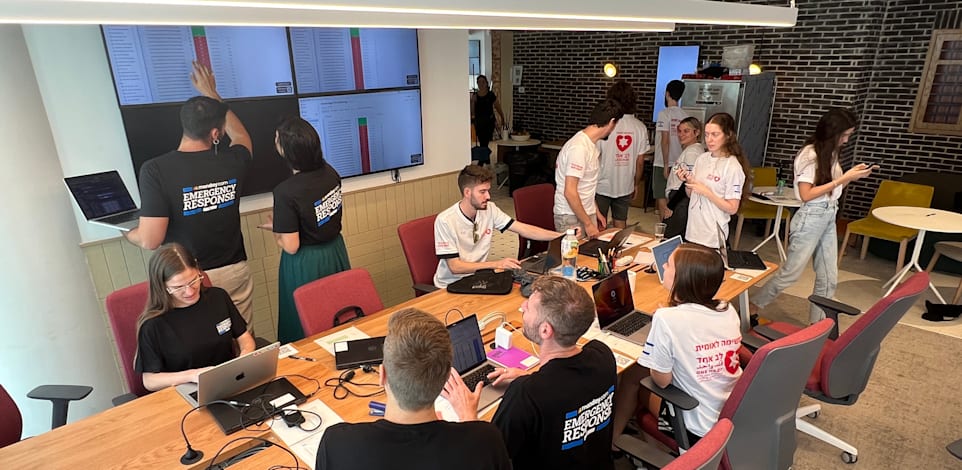 החמ''ל במשרדי מאנדיי השבוע / צילום: monday