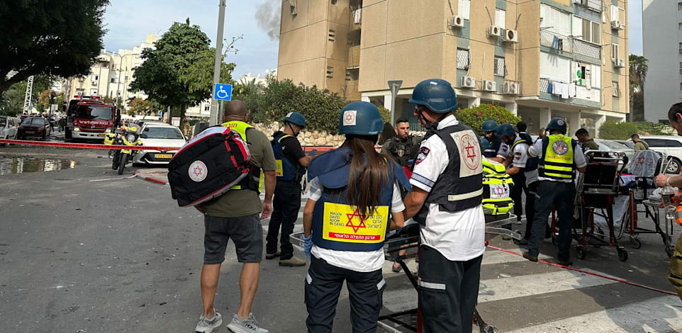 בניין שנפגע מרקטה בתל אביב, ''בימים קריטיים אלה נדרשות פעולות ברורות לטובת המאמץ המלחמתי'' / צילום: דוברות מד''א