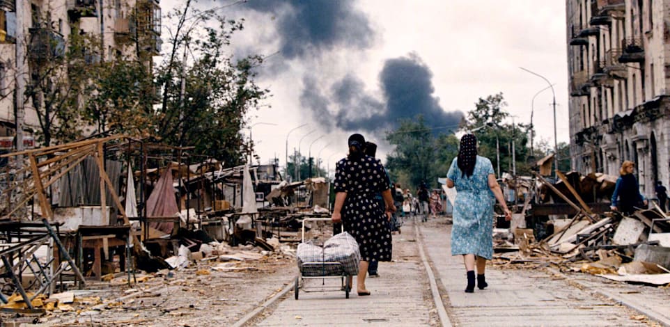 אזרחים חוזרים לגרוזני. רוסיה מחתה את עקבות המרד / צילום: Reuters, Stringer