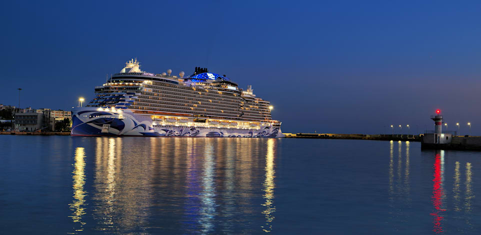אונייה של נורביג'יאן קרוז בנמל פיראוס, יוון / צילום: Shutterstock, GEORGE STAMATIS