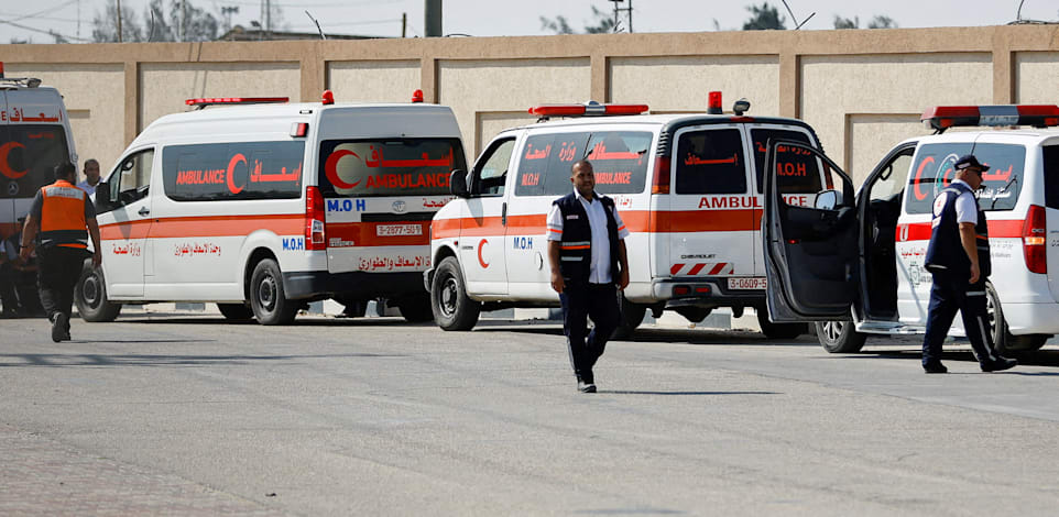 צוותי רפואה במעבר רפיח, רצועת עזה / צילום: Reuters, Ibraheem Abu Mustafa