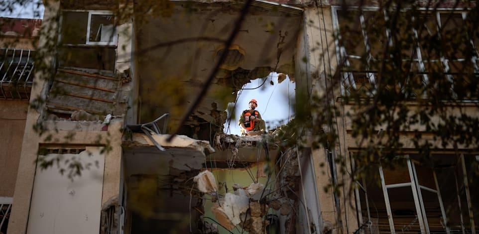 פגיעה ישירה של רקטה בבניין בראשון לציון / צילום: ap, Francisco Seco