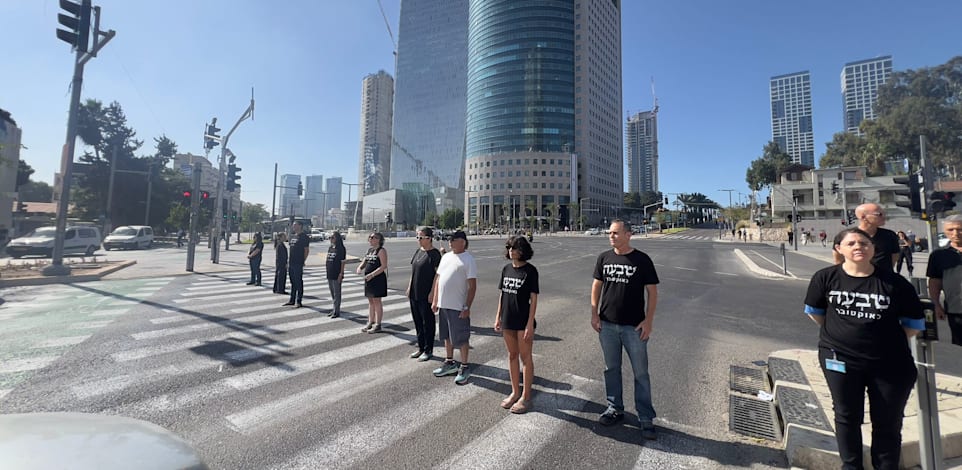 דקה דומייה, כיכר הדמוקרטיה, תל אביב. 30 יום לשבת השחורה / צילום: אבי בנון