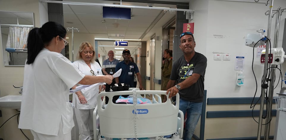 בית חולים ברזילי. ''אנשים סיכנו את חייהם כדי להגיע לעבוד'' / צילום: Associated Press, Tsafrir Abayov