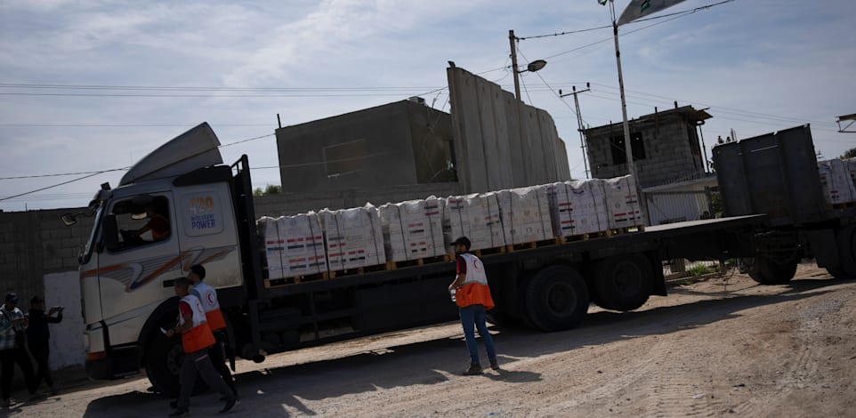 משאיות עם ציוד הומניטרי נכנסות לעזה. הקבינט החליט לאפשר כניסת סולר / צילום: ap, Fatima Shbair