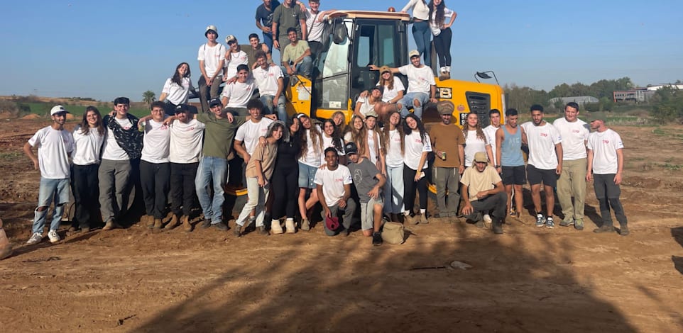 מתנדבים בחקלאות במסגרת יום ההתנדבות הלאומי / צילום: ארגון הסיוע האזרחי ''לב אחד''