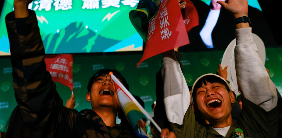 בוחרים חוגגים בטאיפיי את הניצחון של נשיא המפלגה הדמוקרטית פרוגרסיבית, לאי צ'ינג-טה / צילום: Reuters, ANN WANG