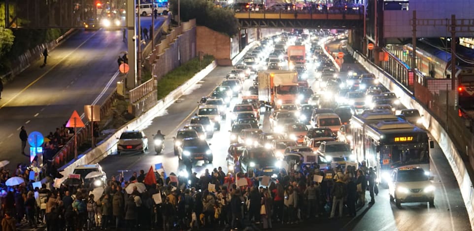 מפגינות ומפגינים על איילון דרום קוראים לעסקה, אתמול / צילום: ליאור שגב