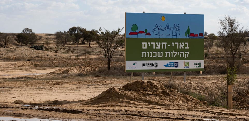 עבודות על קיבוץ בארי הזמני בקיבוץ חצרים מטעם מנהלת ''תקומה'' / צילום: אלדד מרקוס, כאן הפקות קיבוץ חצרים