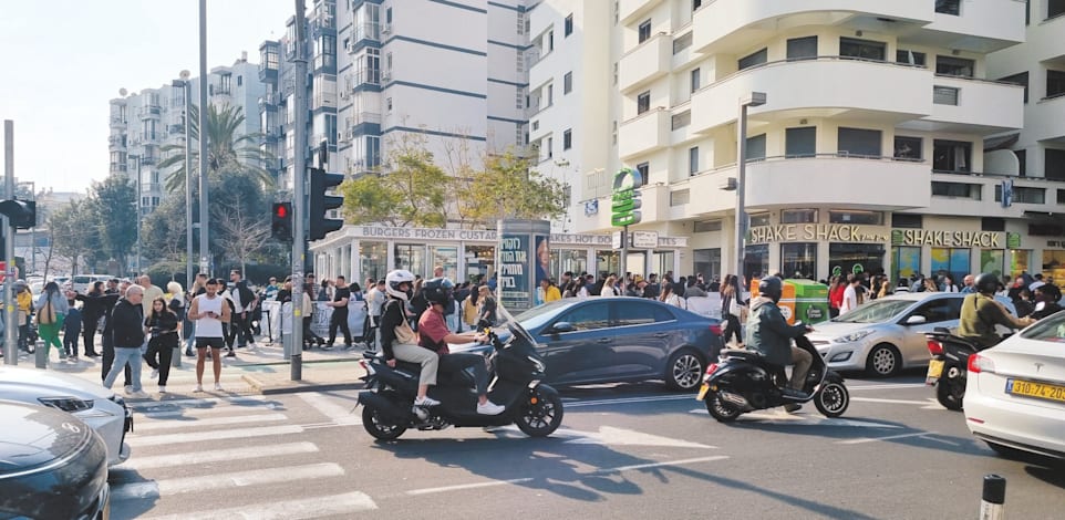 התור לרשת ההמבורגרים שיק שאק ביום הבחירות / צילום: הילה שיאון