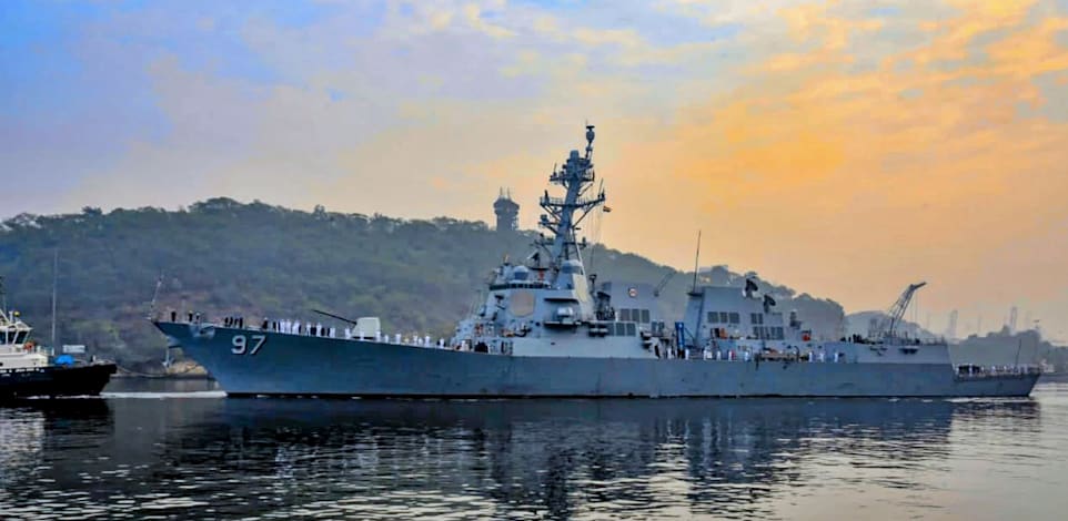 ספינת USS הלסי מהצי החמישי האמריקאי, בתחילת התרגיל ימי / צילום: Reuters, Hindustan Times