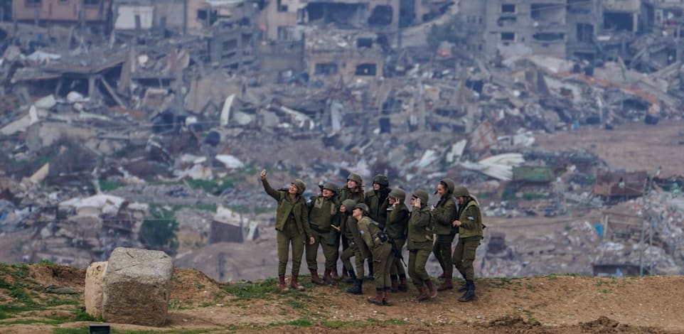 לוחמות ברצועת עזה. ''מסתכלים עלינו כשוות בין שווים'' / צילום: Associated Press, Tsafrir Abayov