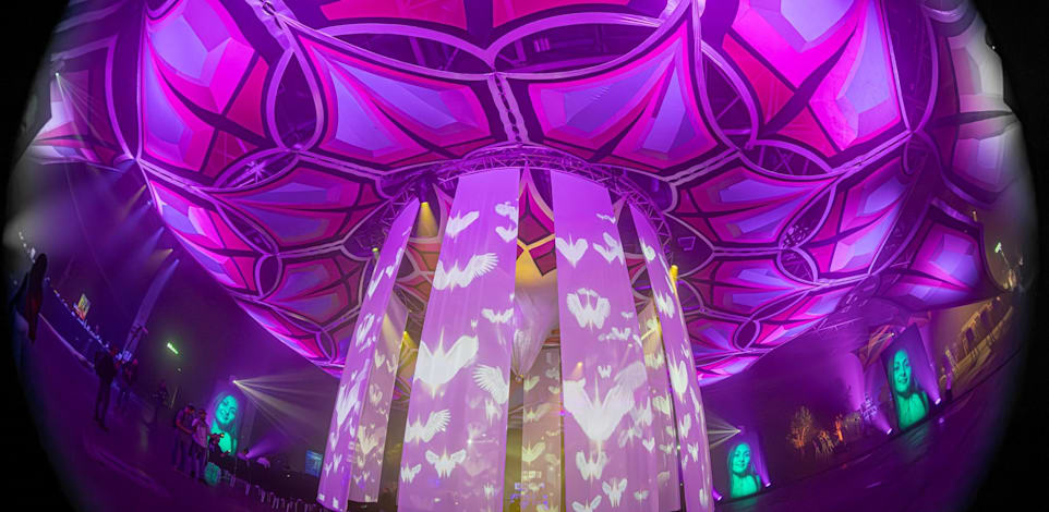 אחד מחללי מיצג 06:29 להנצחת מסיבת הנובה ברעים / צילום: עומרי סילבר