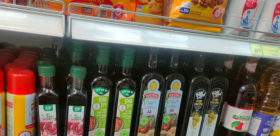 שמן זית יד מרדכי במדף בסופר / צילום: פביו טרופה