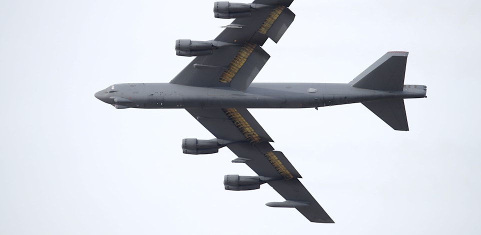 מטוס B-52 שנושא עליו את טילי המיקרו־גל / צילום: Reuters, Michael Clevenger / Courier Journal / USA TODAY NETWORK