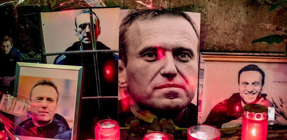 נרות ותמונות לזכרו של אלכסיי נבלני, ליד הקונסוליה הרוסית בפרנקפורט / צילום: Associated Press, Michael Probst