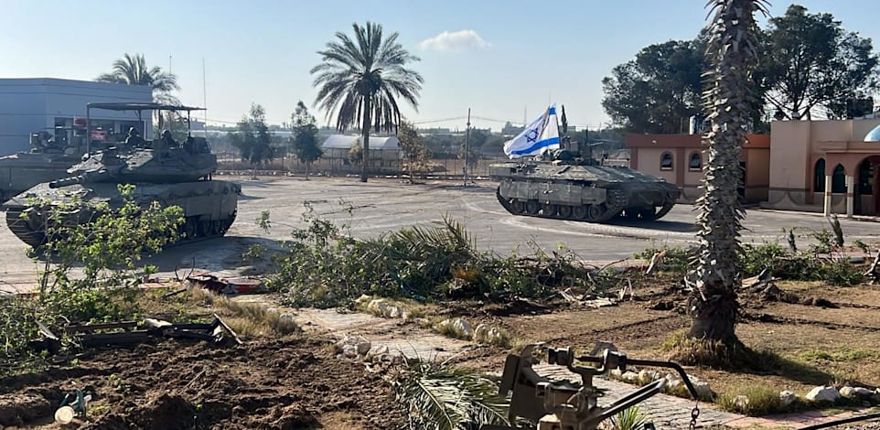 טנק ישראלי בצד העזתי של מעבר רפיח / צילום: דובר צה''ל