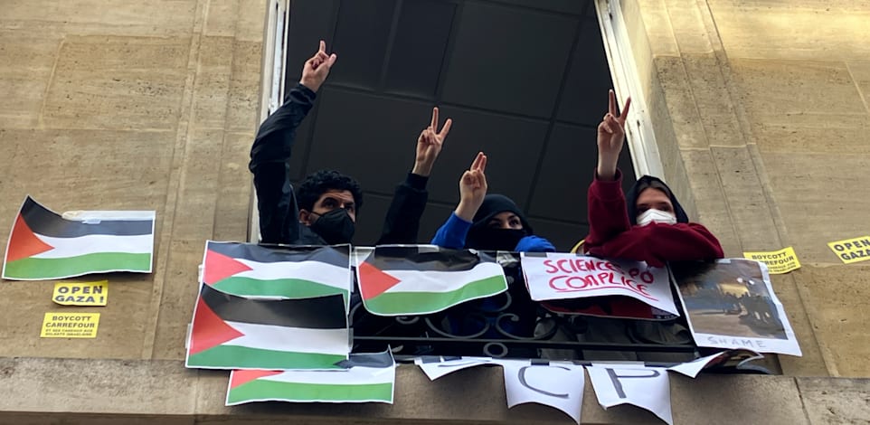 מפגינים פרו-פלסטינים באוניברסיטת ''סיינס פו'' בצרפת מסמנים מתוך בניין של המוסד עליו השתלטו / צילום: ap, Jeffrey Schaeffer