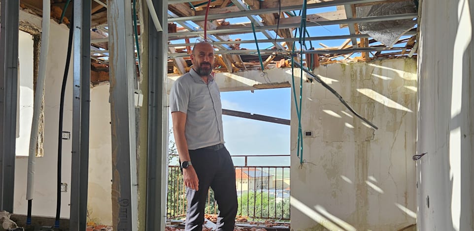 אמיר דהן בהריסות של בית שנפגע מירי נ''ט, מטולה / צילום: אלה לוי וינריב