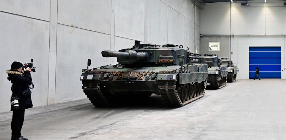 טנקי Leopard 2 במפעל נשק גרמני. ''מוכנות מיידית'' / צילום: Associated Press, FABIAN BIMMER